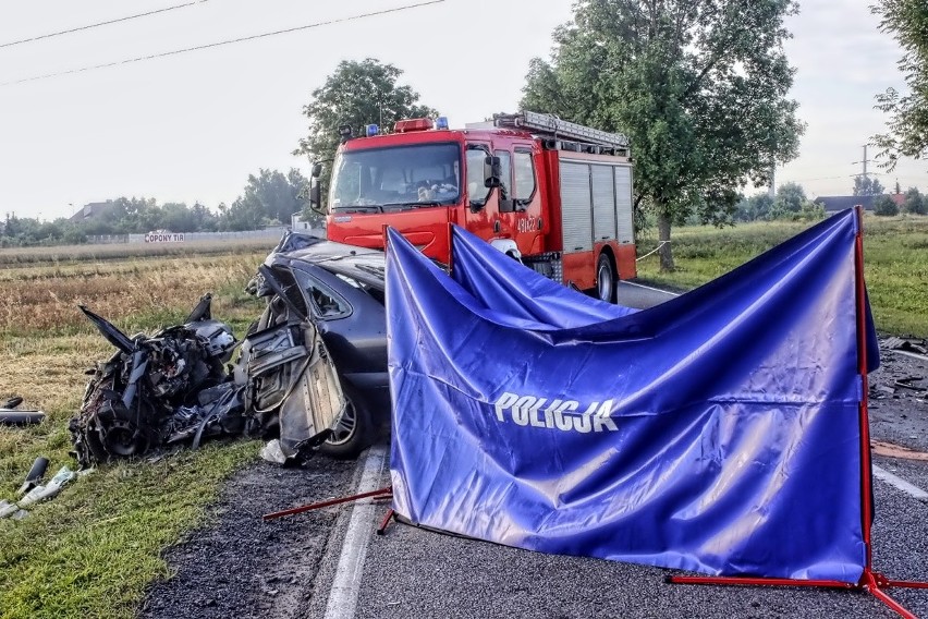 Śmiertelny wypadek w Szynkielewie pod Pabianicami. Czołowe zderzenie dwóch samochodów [ZDJĘCIA+FILM]