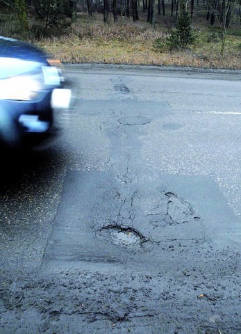 Zmorą kierowców na Nowotoruńskiej są łaty, przede wszystkim uciążliwe garby wypełniające poprzeczne pęknięcia asfaltu