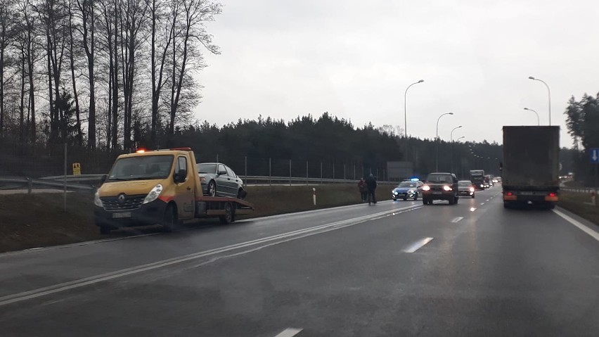 Katrynka. Wypadek na DK 8. Zderzenie dwóch aut osobowych. Jedna osoba trafiła do szpitala [ZDJĘCIA]