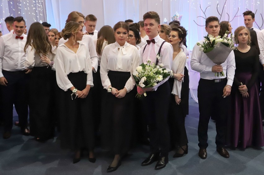 Studniówka 2020 w Liceum Ogólnokształcącym imienia Armii Krajowej w Białobrzegach. Wspaniały wystrój i tradycyjny polonez
