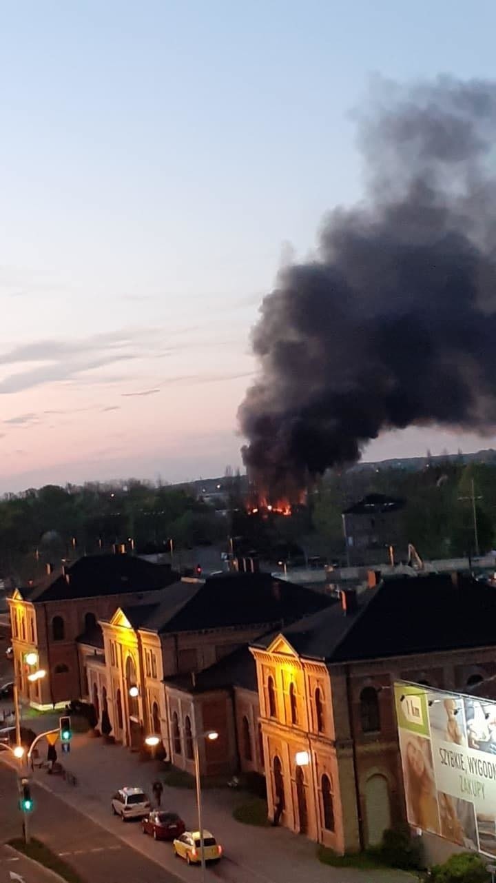 Bielsko-Biała. Pożar starej parowozowni przy dworcu PKP. Ogień gasiło 11 zastępów straży pożarnej, słup dymu widoczny był z wielu klometrów