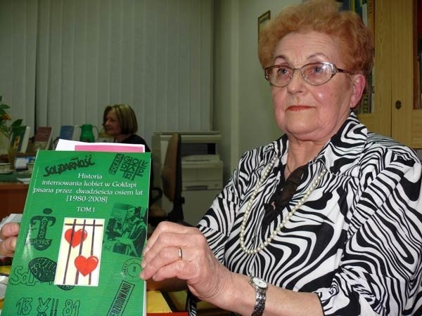 Maria Rehorowska na promocji swojej książki o internowaniu.