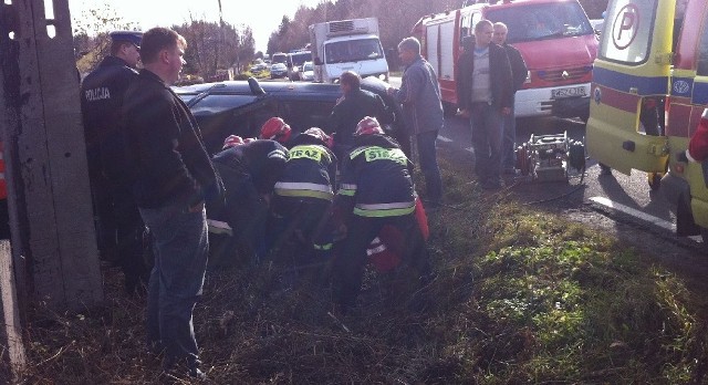 Strażacy uwolnili z pojazdu poszkodowaną kobietę przy pomocy sprzętu hydraulicznego.