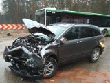 Białystok - Grabówka. Wypadek na przedłużeniu 42. Pułku Piechoty. Honda zderzyła się z autobusem. Są ranni (zdjęcia)