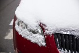 Samochód zimą. Jak sobie poradzić z zimowymi problemami z autem? Proste triki 