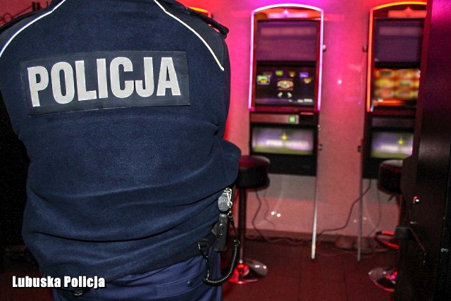 Żagańscy policjanci wspólnie z funkcjonariuszami Lubuskiego Urzędu Celno-Skarbowego w Gorzowie Wlkp, w czwartek, 17 stycznia, skontrolowali lokale działające niezgodnie z obowiązującą ustawą o grach hazardowych, znajdujące się na terenie Żagania. Dzięki dobremu rozpoznaniu i zaangażowaniu żagańskich policjantów udało się zorganizować wspólne działania, których efektem było zabezpieczenie 16 automatów do gier, a przy tym wyeliminowanie czterech lokali, w których odbywał się nielegalny hazard. Ponadto u jednej z osób policjanci ujawnili tytoń bez polskich znaków akcyzy, który zostanie przekazany do urzędu celnego. Pracownicy zostali przesłuchani. Funkcjonariusze służby celnej przeprowadzili eksperymenty procesowe na maszynach, a następnie zabezpieczyli szesnaście działających automatów, które docelowo trafią do Lubuskiego Urzędu Celno-Skarbowego w Gorzowie Wlkp.Właściciele automatów do gier mogą się liczyć z wysokimi karami pieniężnymi, kara za posiadanie jednego automatu może wynieść nawet 100 tys. złotych. Daje to łączną kwotę ponad 1,5 mln złotych. Ponadto za organizowanie gier hazardowych poza wysoką grzywną grozi również kara pozbawienia wolności do lat 3 lat.