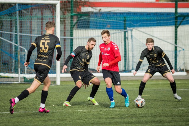 Zespół Sportisu SFC (czarne stroje) został wycofany z rozgrywek IV ligi kujawsko - pomorskiej