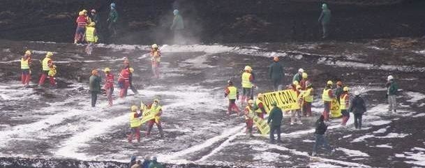 Kilkudziesięciu aktywistów Greenpeace weszło w zeszłym roku na teren kopalni węgla brunatnego w Kleczewie. Próbowano rozjechać ich buldożerem (fot. archiwum / Dominik Fijałkowski).