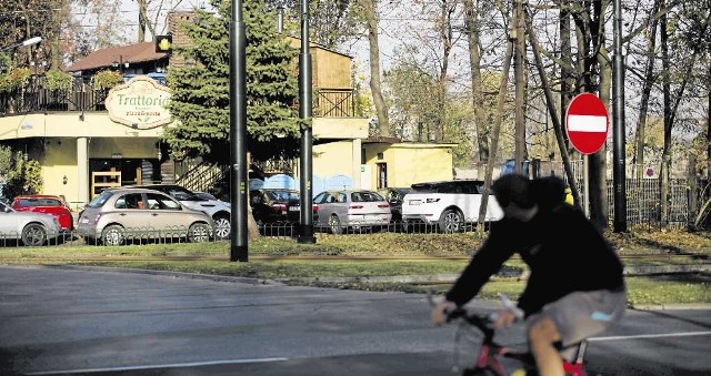 Szalet ma stanąć na skwerze z choinką, przy przecięciu ul. Chodowieckiego z  torami. Będzie zagrażać bezpieczeństwu?