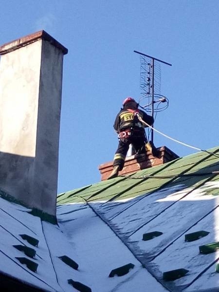 Nowy Sącz. Strażacy uratowali dom. Znów zapaliła się sadza w kominie [ZDJĘCIA]