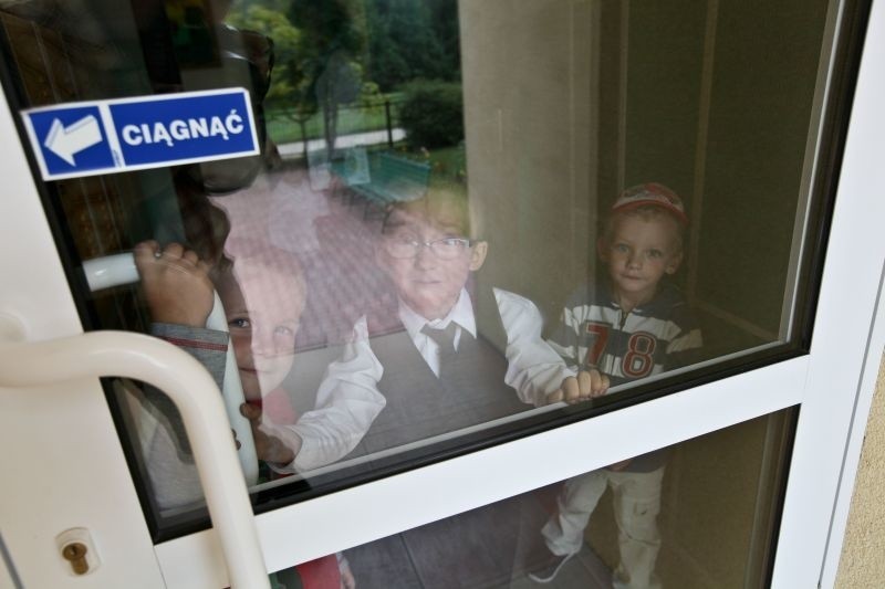 Szkoła Podstawowa w Rogowie zlikwidowała przedszkole. Dzieci bez opieki (zdjęcia)