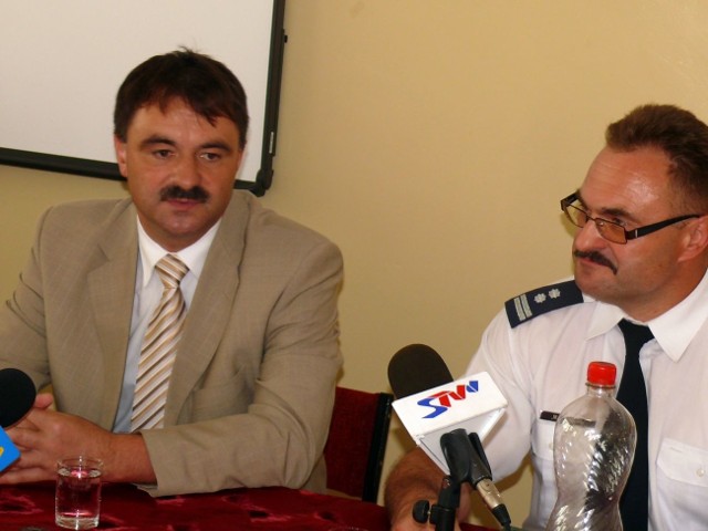Bogdan Gunia już jako szef Prokuratury Okręgowej, na konferencji prasowej w komendzie policji, obok szef stalowowolskich policjantów Mirosław Pawełko.