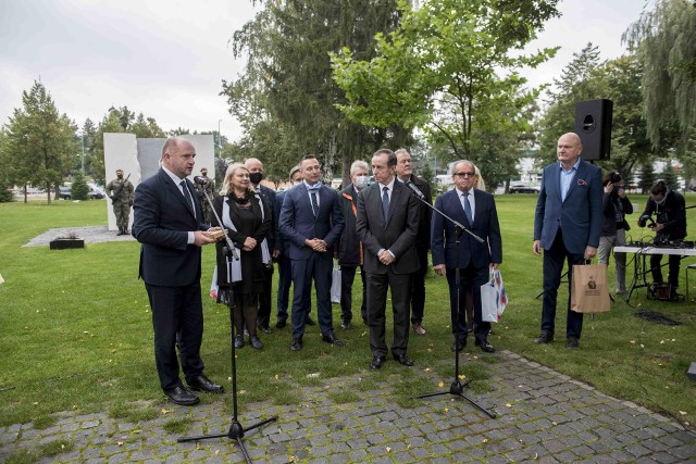 W piątek, 2 października, w Dniu Pamięci Ofiar Zbrodni Pomorskiej, Marszałek Senatu Tomasz Grodzki odwiedził Toruń oraz Bydgoszcz. Złożył kwiaty przy Pomniku Ofiar Zbrodni Pomorskiej 1939, a także spotkał się z rolnikami, by rozmawiać o wzbudzającym kontrowersje projekcie ustawy „Piątka dla zwierząt”.