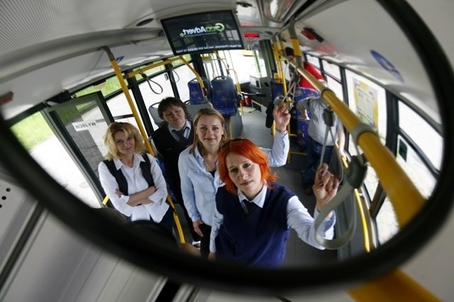 Kobieta za kierownicą autobusu