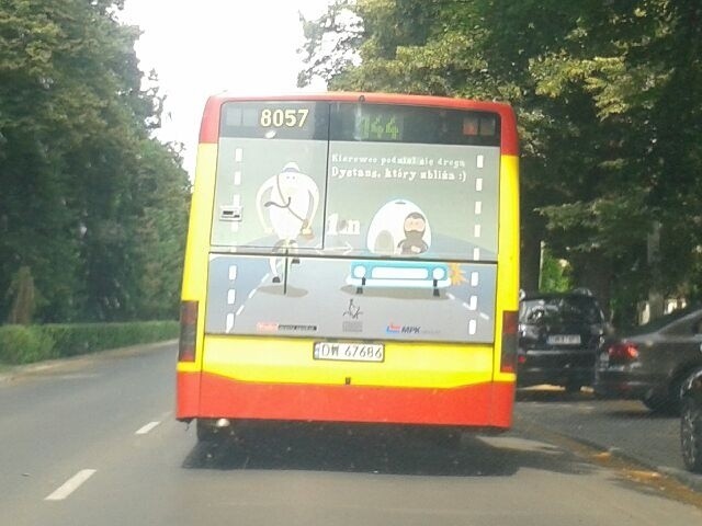 Kierowco podziel się drogą - grafiki z takim napisem można zobaczyć na wrocławskich autobusach