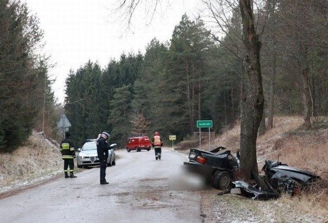 Jurkiszki: Wypadek w Jurkiszkach.(KW PSP Olsztyn dzięki uprzejmości portalu goldap.info - Kamil Pawlukanis)