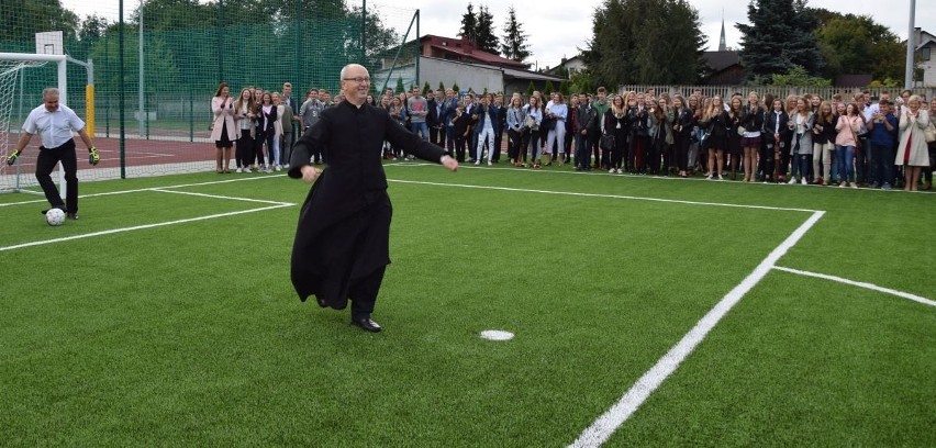 Ksiądz Leszek Dziwosz z Włoszczowy cieszy się ze strzelenia...