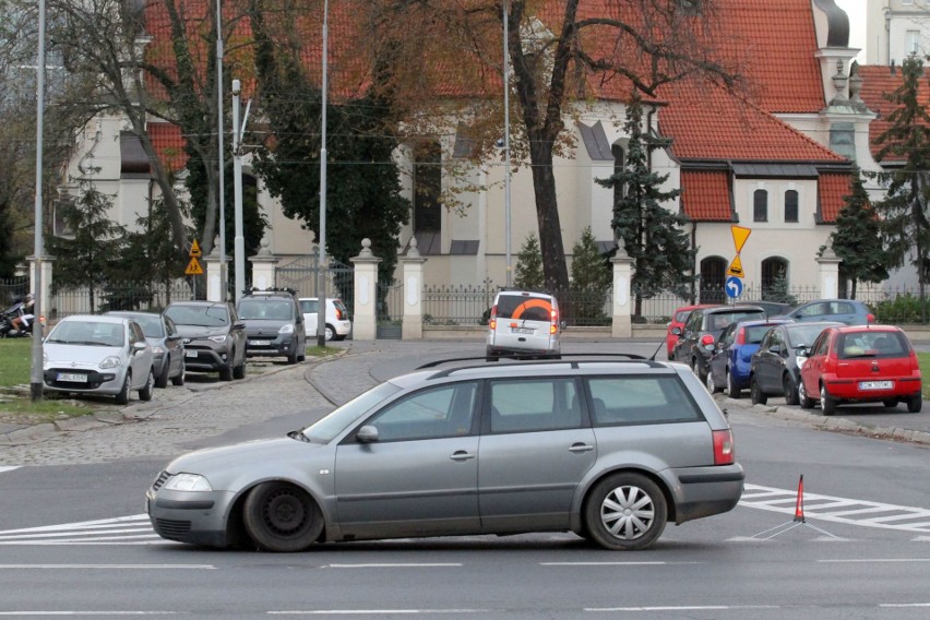 Zepsuty volkswagen blokuje plac Wróblewskiego[ZDJĘCIA]