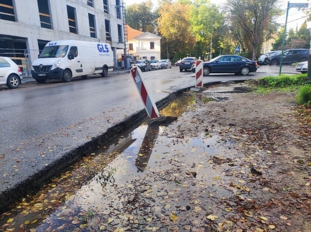 Remont rozkopanych ulic powiatowych w Krzeszowicach ma być wznowiony