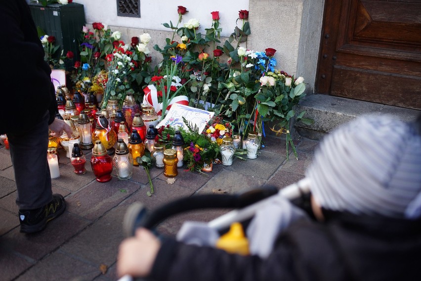 Kraków solidarny z Paryżem. Znicze, kwiaty i łzy pod konsulatem [ZDJĘCIA]