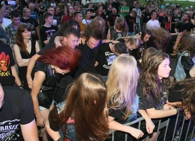 Fani szaleli na koncercie zespołu Acid Drinkers w Kielcach, który odbył się w niedzielę w Domu Środowisk Twórczych.