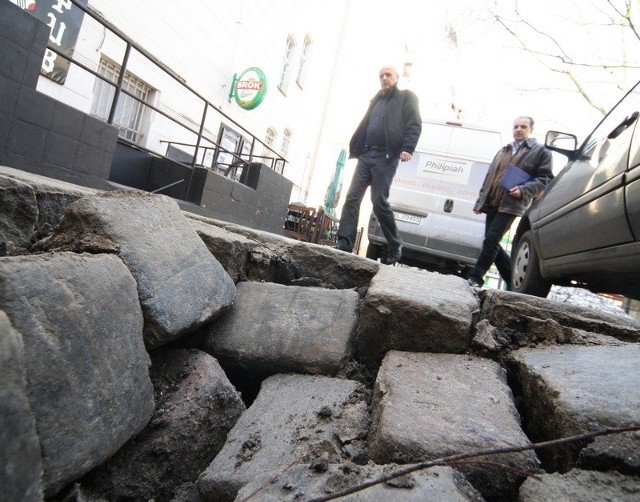 Zapadnięta kostka brukowa tuż za Motor Rokc Pubem. 