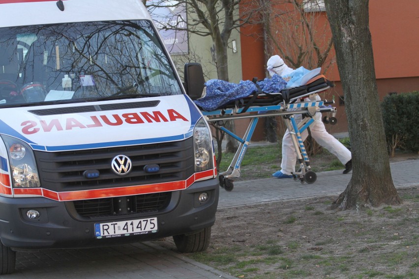 Tarnobrzeg. Starsza kobieta zabrana do szpitala, gdzie niestety zmarła. Przyczyną nie było zakażenie koronawirusem