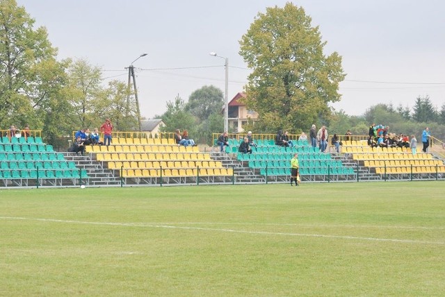 Trybuna stadionu czwartoligowego GKS w Rudkach z zadaszeniem! Projektant został wyłoniony. Niebawem na stadionie pojawi się tablica świetlna z wynikami.