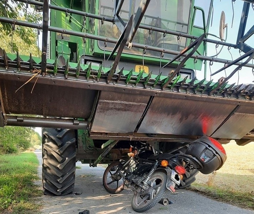 Powiat hrubieszowski: Kolejny wypadek z udziałem kombajnu.  Motocyklista o własnych siłach wyszedł spod hedru. Zobacz