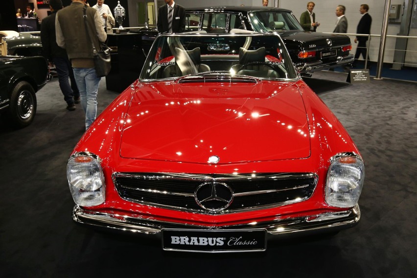 Ekspozycja klasycznych Mercedesów na stoisku firmy Brabus...