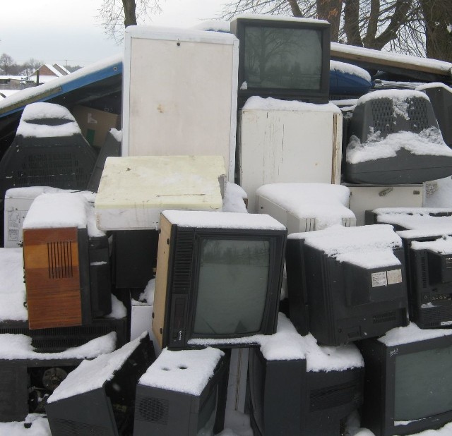 Wśród przywiezionych do szkoły odpadów były głównie wysłużone telewizory