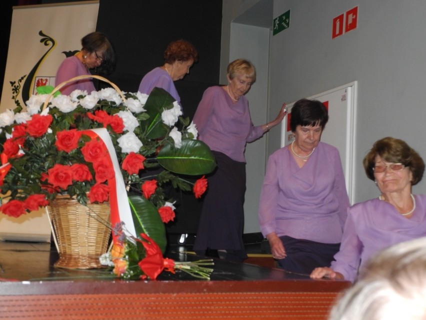 Najbardziej aktywnych członków UTW uhonorowano medalami.