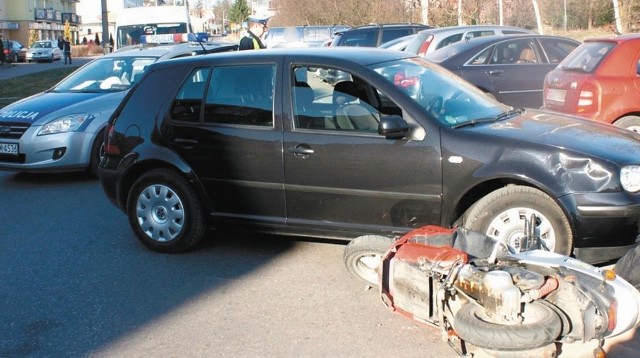 W czwartek na ul. Wyszyńskiego doszło do wypadku. 14-latek na skuterze uderzył w volkswagena. 30-letni kierowca zajechał mu drogę podczas manewru parkowania. Chłopiec zmarł w szpitalu.