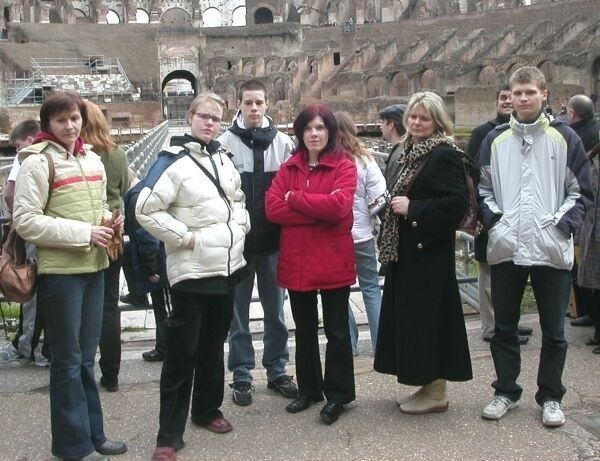 W ruinach rzymskiego Colosseum