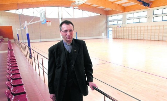 Ksiądz Jacek Kopeć, dyrektor szkoły, jest zadowolony z nowej sali.