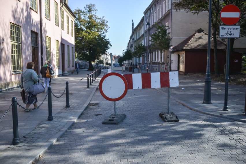 Naprawa nawierzchni na ulicy Wajdeloty w Gdańsku dwa lata po remoncie [ZDJĘCIA]