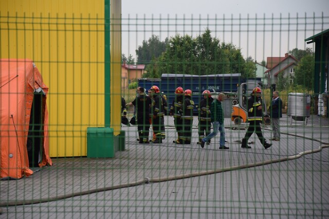 Rozszczelniony zbiornik z kwasem. Ewakuowano ponad 60 osób z zakładu produkcyjnego Zbyszko. 
