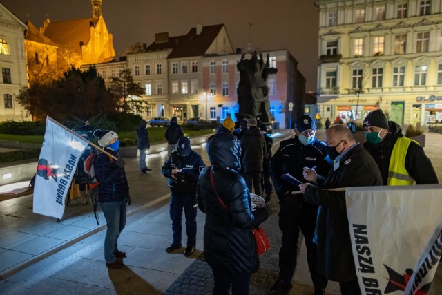 Pikieta na Starym Rynku w środę, 2 grudnia 2020 r.