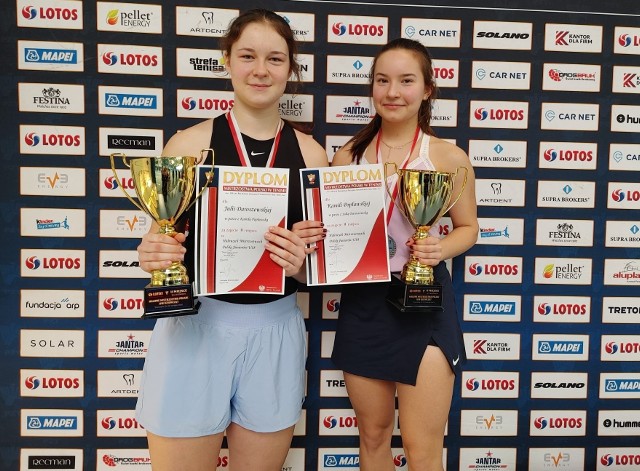 Kamila Popławska (z prawej) i Julia Daroszewska srebrne medalistki halowych mistrzostwa Polski w tenisie do lat 18