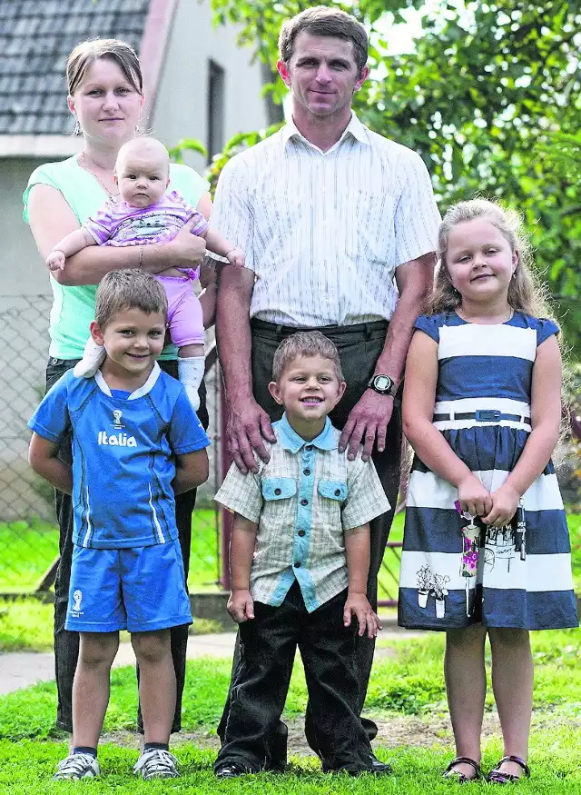 Rodzina Boconiów w komplecie. W środku: Mariusz (tata) z Dominikiem, po lewej mama Sabina z Karoliną i Marcelem. Z prawej: Emilka.