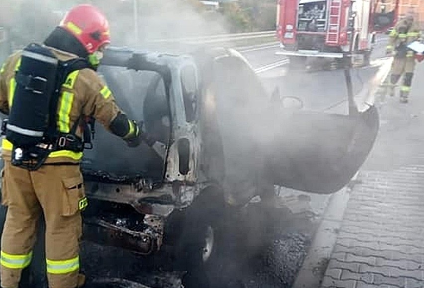 Pożar auta w Wodzisławiu. Samochód smart zapalił się z samego rana w centrum miasta