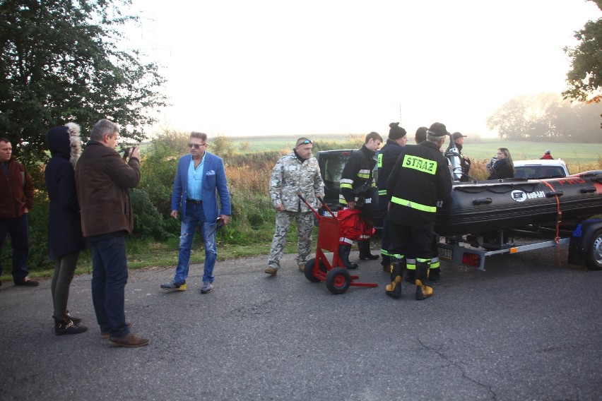 Detektyw Rutkowski z ekipą przeszukują stawy w Żorach