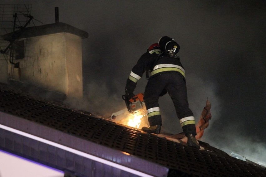 Pożar domu jednorodzinnego pod Wrocławiem. Spłonął dach (ZDJĘCIA)