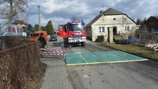 Na drogach dojazdowych do gospodarstwa w Promnej w czwartek rozłożono maty z płynem dezynfekującym.