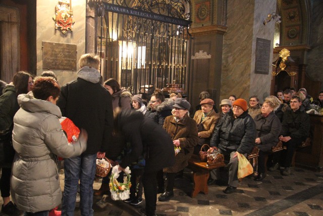 Trwa święcenie pokarmów w kieleckich kościołach. W Wielką Sobotę Wierni gromadzą się w świątyniach, przychodzą całymi rodzinami. Na początek mała galeria zdjęć ze święcenia w Bazylice Katedralnej w Kielcach. Niebawem fotografie z kolejnych kościołów.ZOBACZ WIĘCEJ NA KOLEJNYCH ZDJĘCIACHZOBACZ TAKŻE: ŚWIĘCENIE POKARMÓW W KOŚCIELE OJCÓW FRANCISZKANÓW W SKARŻYSKU-KAMIENNEJŻYCZENIA WIELKANOCNE - SPRAWDŹ NAJLEPSZE -ZOBACZ PROPOZYCJE ŻYCZEŃ NA ŚWIĘTA WIELKANOCNE