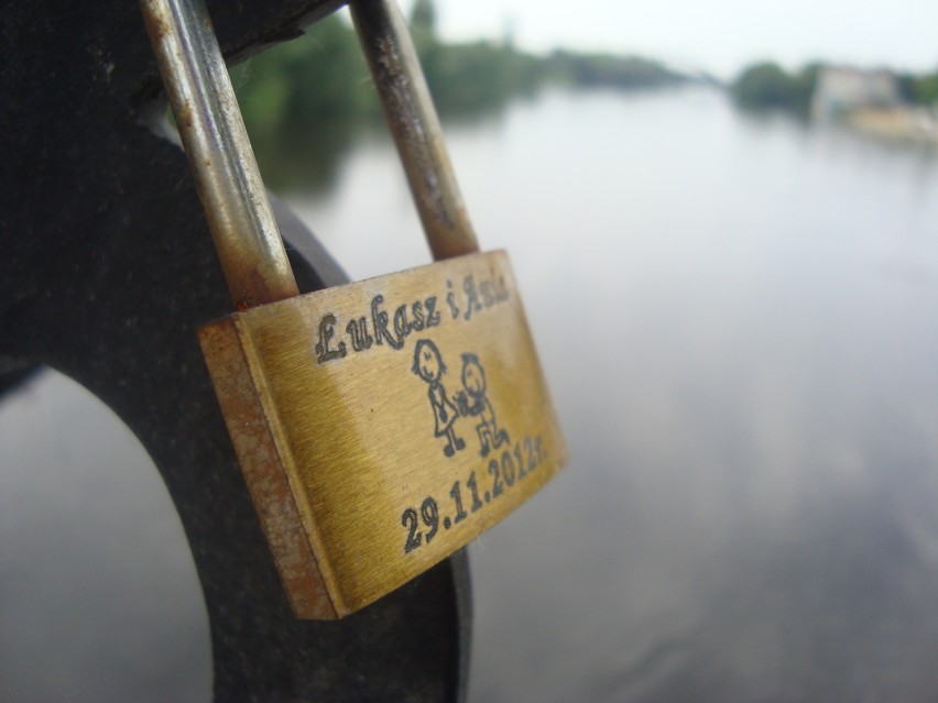 Zakochani w Gorzowie wieszają kłódki m.in. na mostku w Parku...