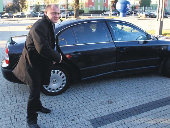 Prezydent Szczecina Piotr Krzystek od trzech lat jeździ skodą superb. W samochodzie pod maską kryje się motor o pojemności 2,8 litra i mocy 193koni mechanicznych.