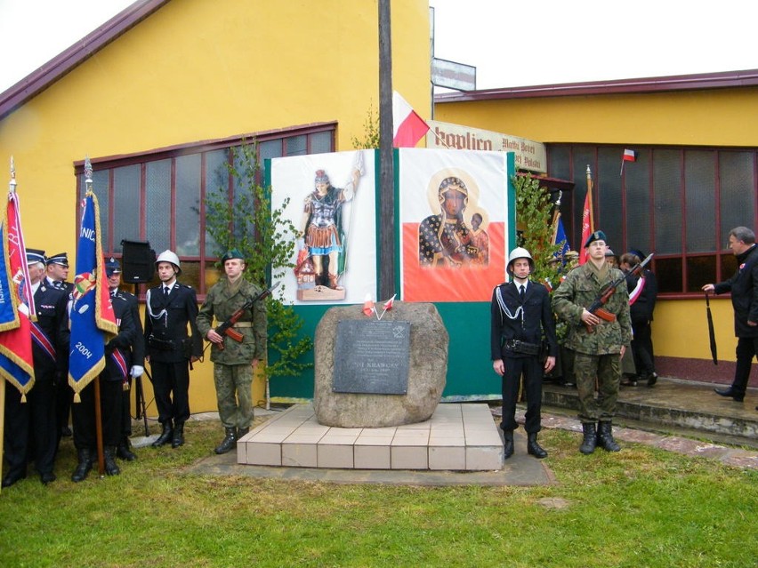 Przed kaplicą odbył się Apel Pamięci z okazji święta...