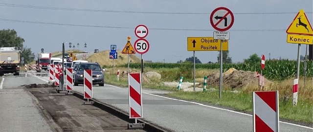 Roboty obejmują rozbudowę drogi krajowej nr 45 na odcinku Rogów Opolski – węzeł „Opole Południe” na długości około 2 km.