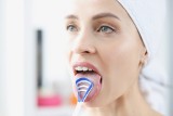 Nie czyścisz języka podczas mycia zębów? To błąd. Zobacz, dlaczego codziennie należy czyścić język i poznaj technikę, jak to robić